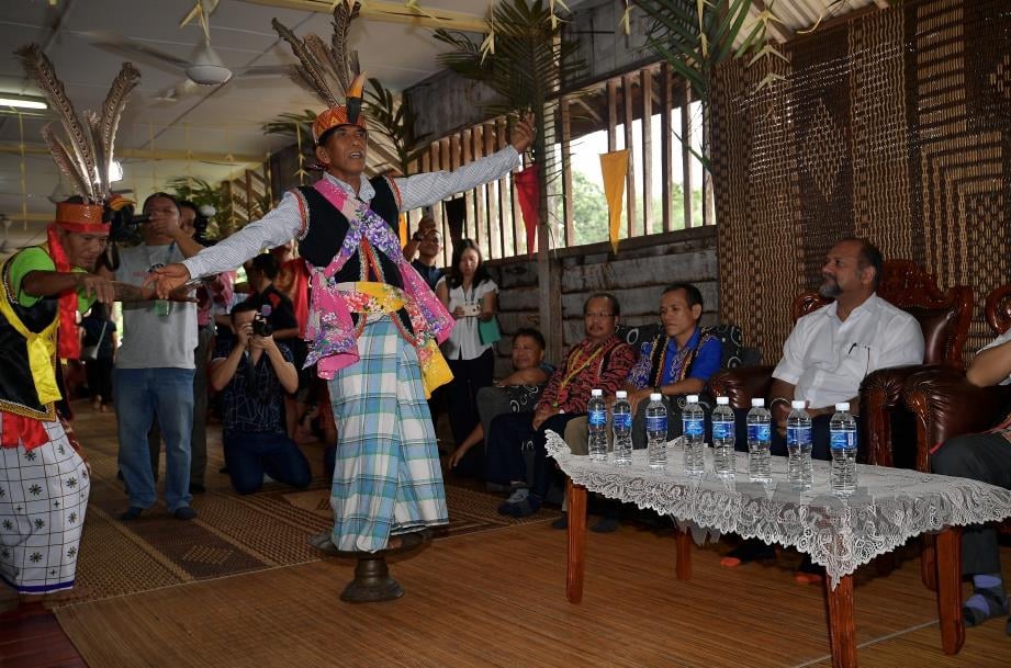 Gobind dipersembahkan dengan tarian tradisional kaum Bidayuh iaitu 'Belangi' pada Program Pemimpin Bersama Rakyat di Kampung Mujat, Mongkos dekat Serian hari ini sempena Hari Gawai. FOTO Bernama