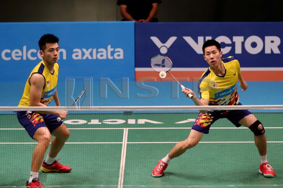WEE Kiong (kiri) dan V Shem melakar permulaan terbaik sebagai pemain profesional apabila muncul juara Masters Thailand, semalam. FOTO Arkib NSTP.