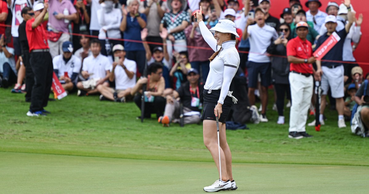 HANNAH mendapat tepukan gemuruh selepas mencatat birdie pada lubang terakhir. FOTO AFP