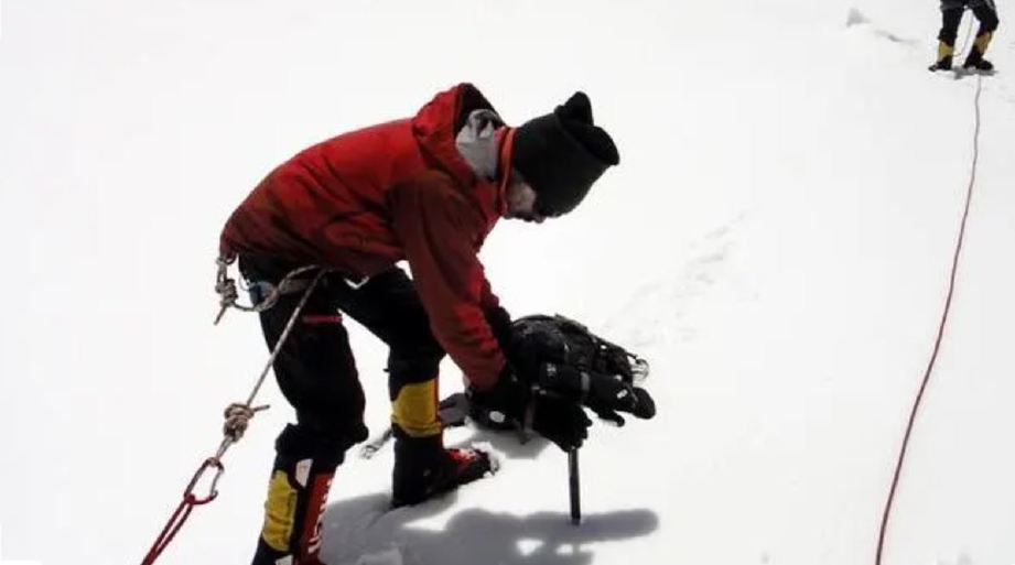 KAMERA pendaki ditemui di bawah runtuhan salji berhampiran 7 mayat pendaki terbabit. FOTO: AFP