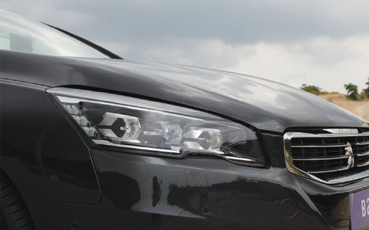 LAMPU utama mempunyai tandatangan Peugeot dengan teknologi LED.