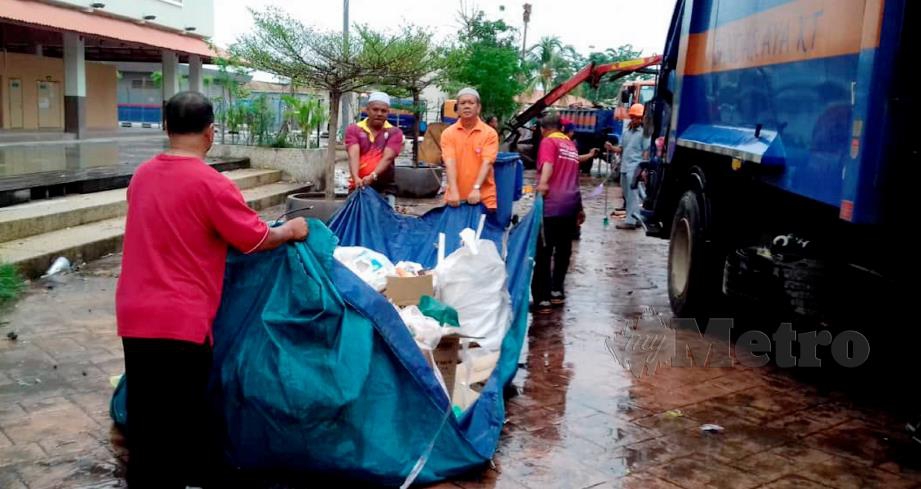 PENIAGA dan kakitangan MBKT bergotong-royong membersihkan sampah sarap di hadapan Pasar Kedai Payang 2 (PKP2) di Kuala Terengganu. FOTO Ahmad Rabiul Zulkifli