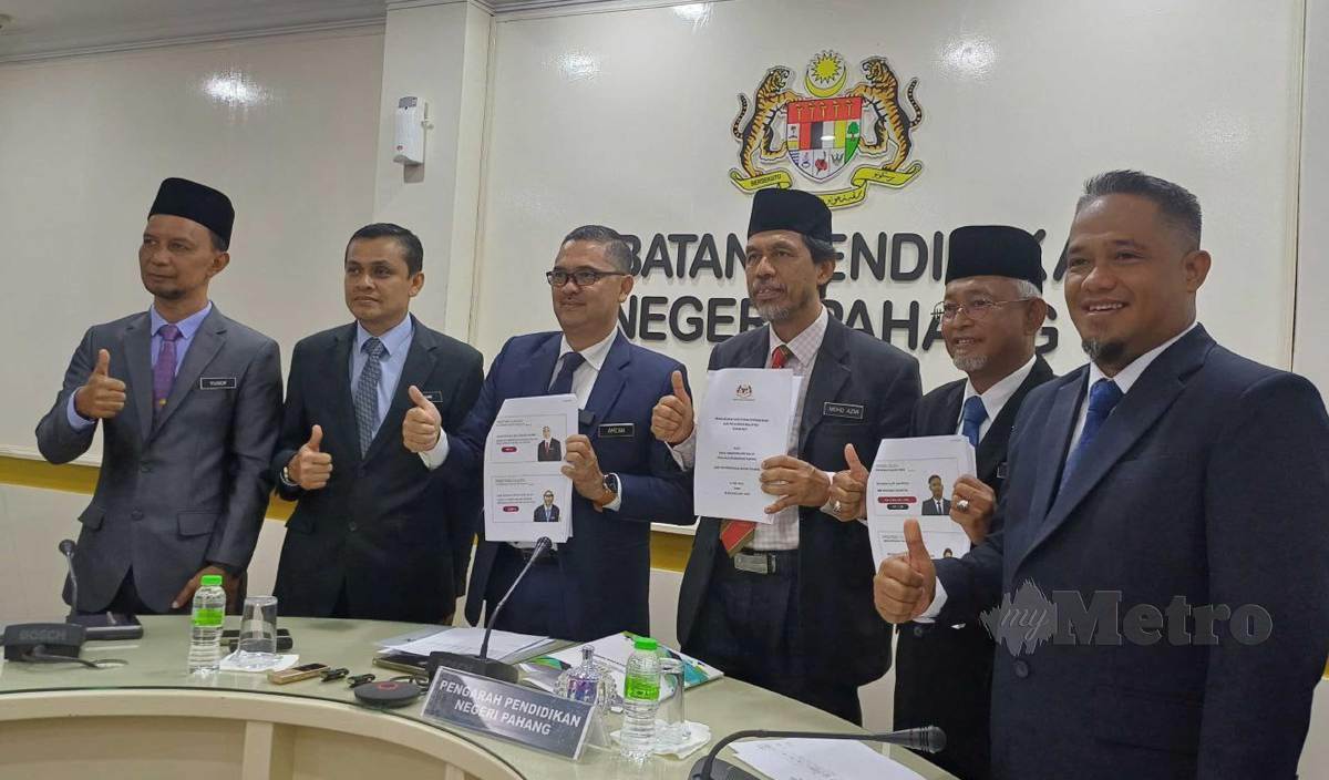 AMZAN (tiga dari kiri) menunjukkan analisis keputusan peperiksaan Sijil Pelajaran Malaysia (SPM) 2023 di Kuantan. FOTO Asrol Awang