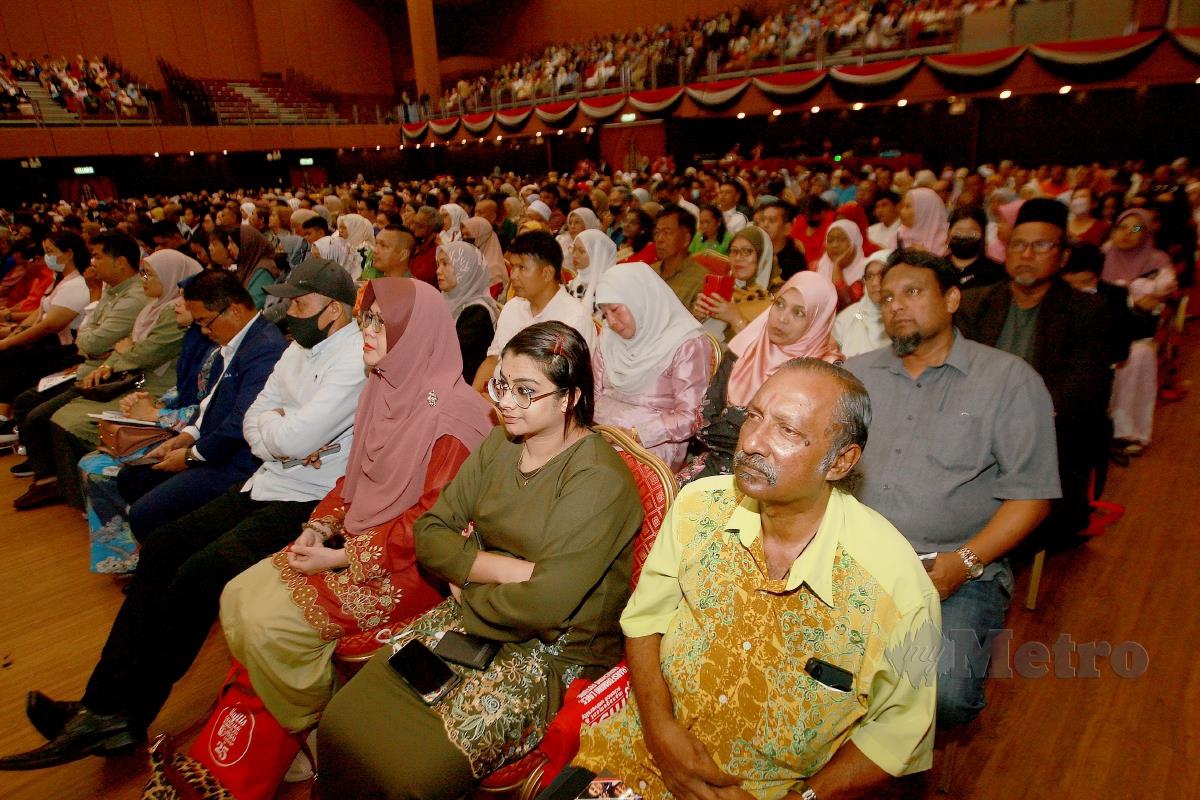 Antara ibu bapa graduan yang turut hadir pada Majlis Graduasi  Kumpulan MSU College (MSUC) Ke-25 di Dewan Canselor, MSU Shah Alam. FOTO FAIZ ANUAR