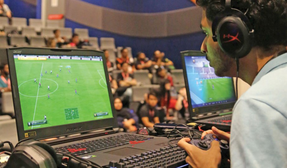 PESERTA bermain FIFA Online 3.
