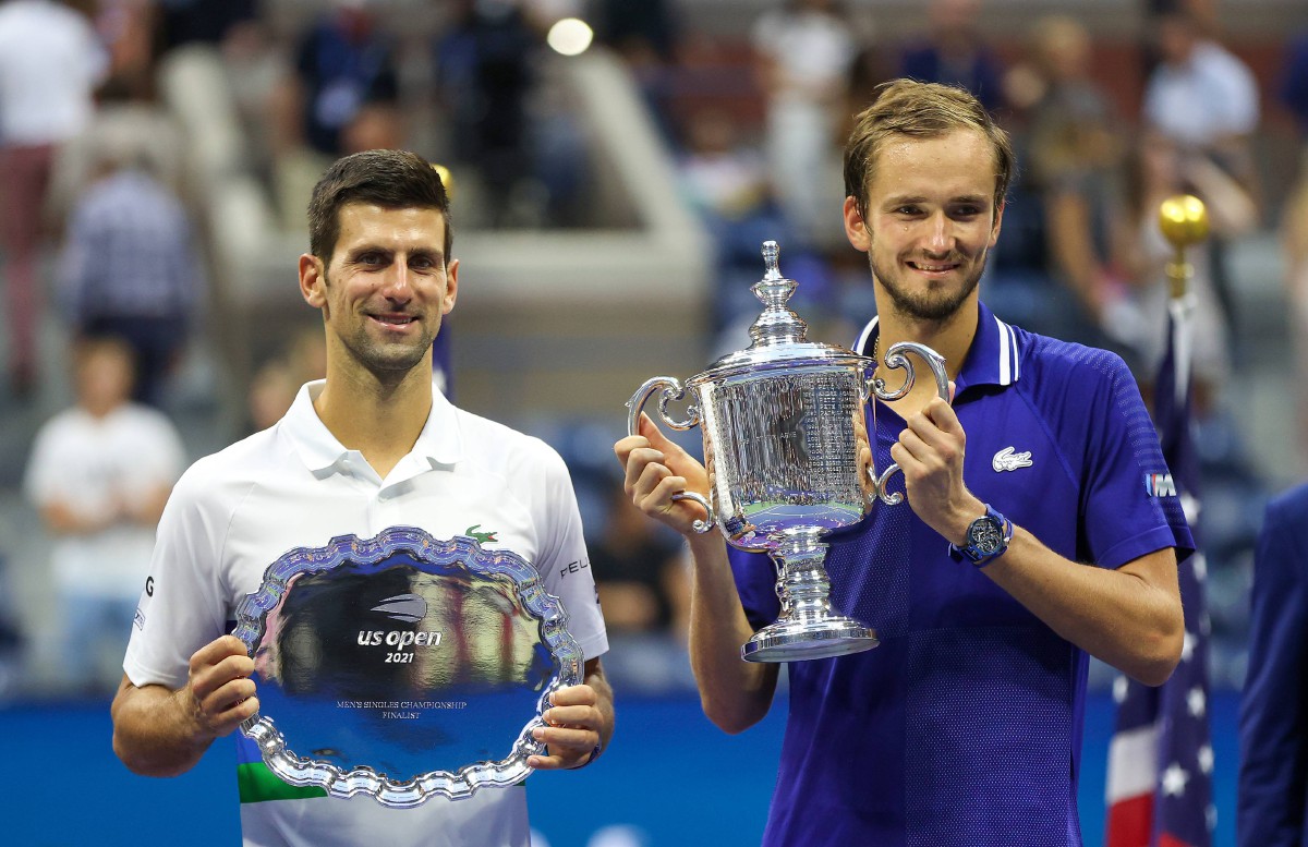 Novak Djokovic (kiri) dan Daniil Medvedev bersama trofi masing-masing selepas aksi Terbuka AS. FOTO AFP