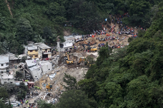 Tanah runtuh yang melanda Santa Catarina Pinula di pinggir Bandar Raya Guatemala yang menyebabkan 86 terbunuh. - Foto REUTERS