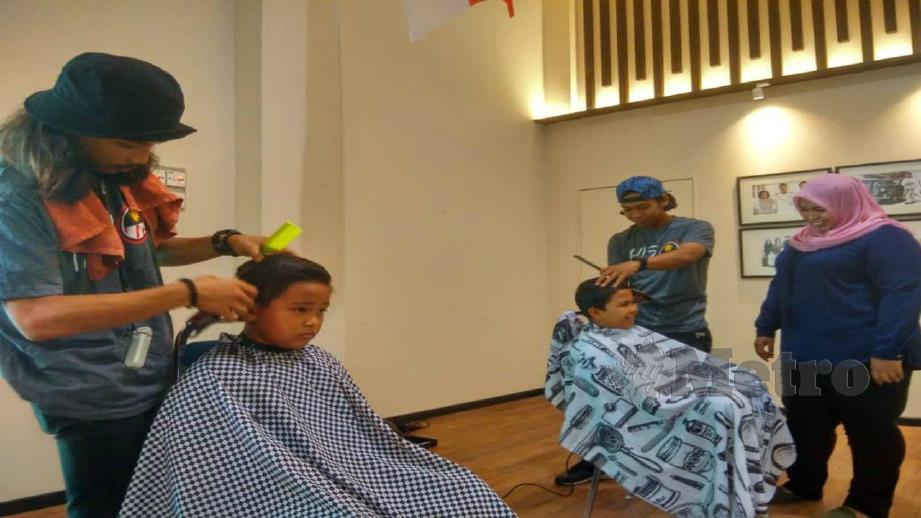 200 murid, pelajar gunting rambut percuma | Harian Metro