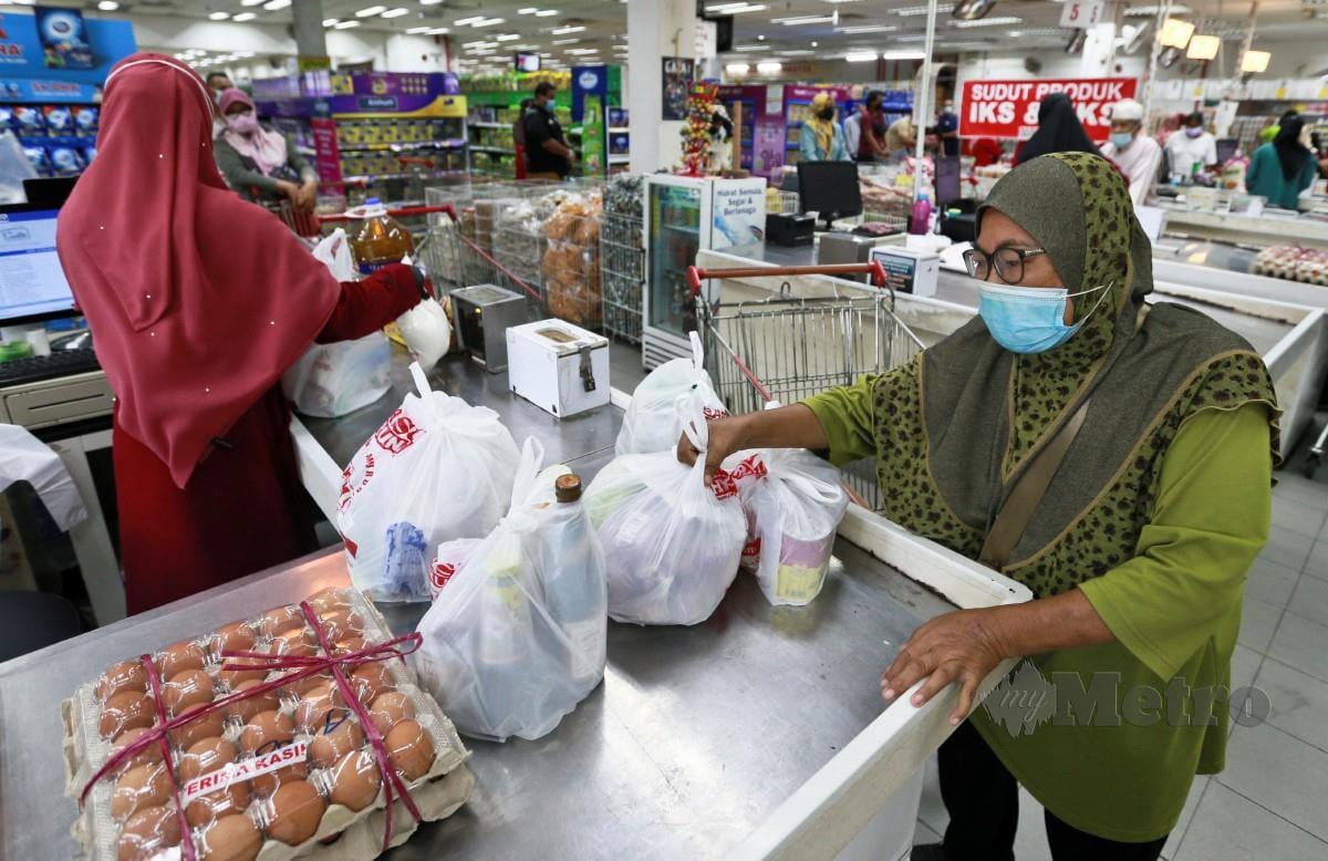 ORANG ramai membeli barang keperluan di sebuah pasar raya di Kuala Terengganu. FOTO Ghazali Kori.