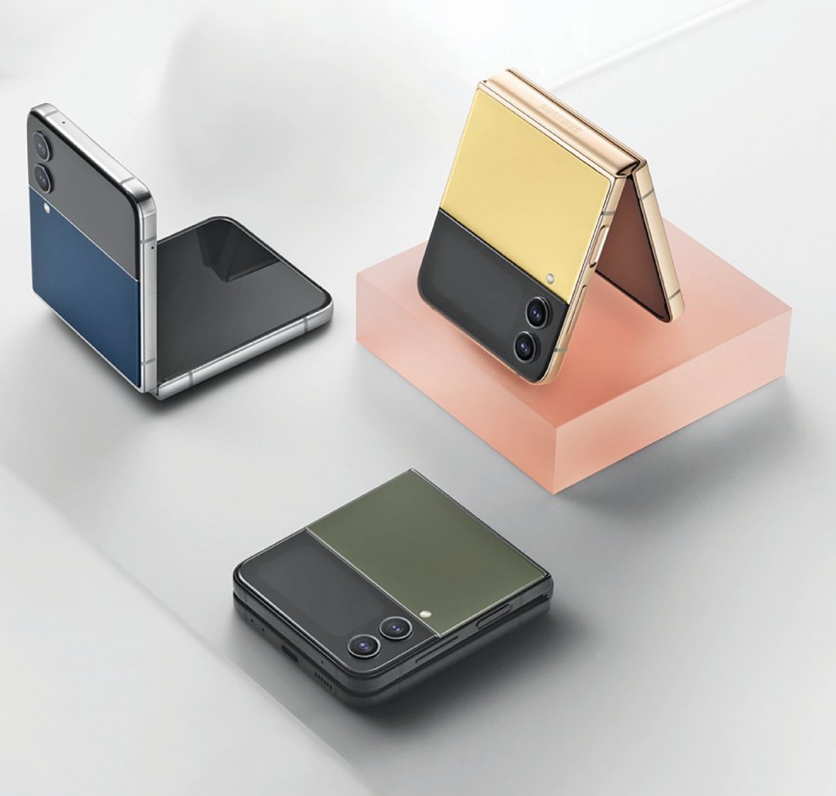 SAMSUNG Galaxy Z Flip4 Edisi Bespoke membolehkan pengguna memilih warna pilihan. - FOTO Google