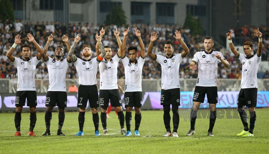 Pemain Terengganu meraikan kemenangan berdepan Negeri Sembilan dalam perlawanan Piala Malaysia di Stadium Sultan Ismail Nasiruddin Shah. FOTO Rozainah Zakaria