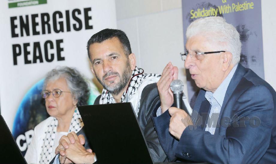 (Dari kanan) Paderi di Baitulmaqdis, Pastor Dr Alex Awad dan Imam Sheikh Maher Ibrahim Mustafa Assaf pada majlis bual bicara The Jerusalem Contention & Solidarity with Palestin di Yayasan Al-Bukhary, hari ini.