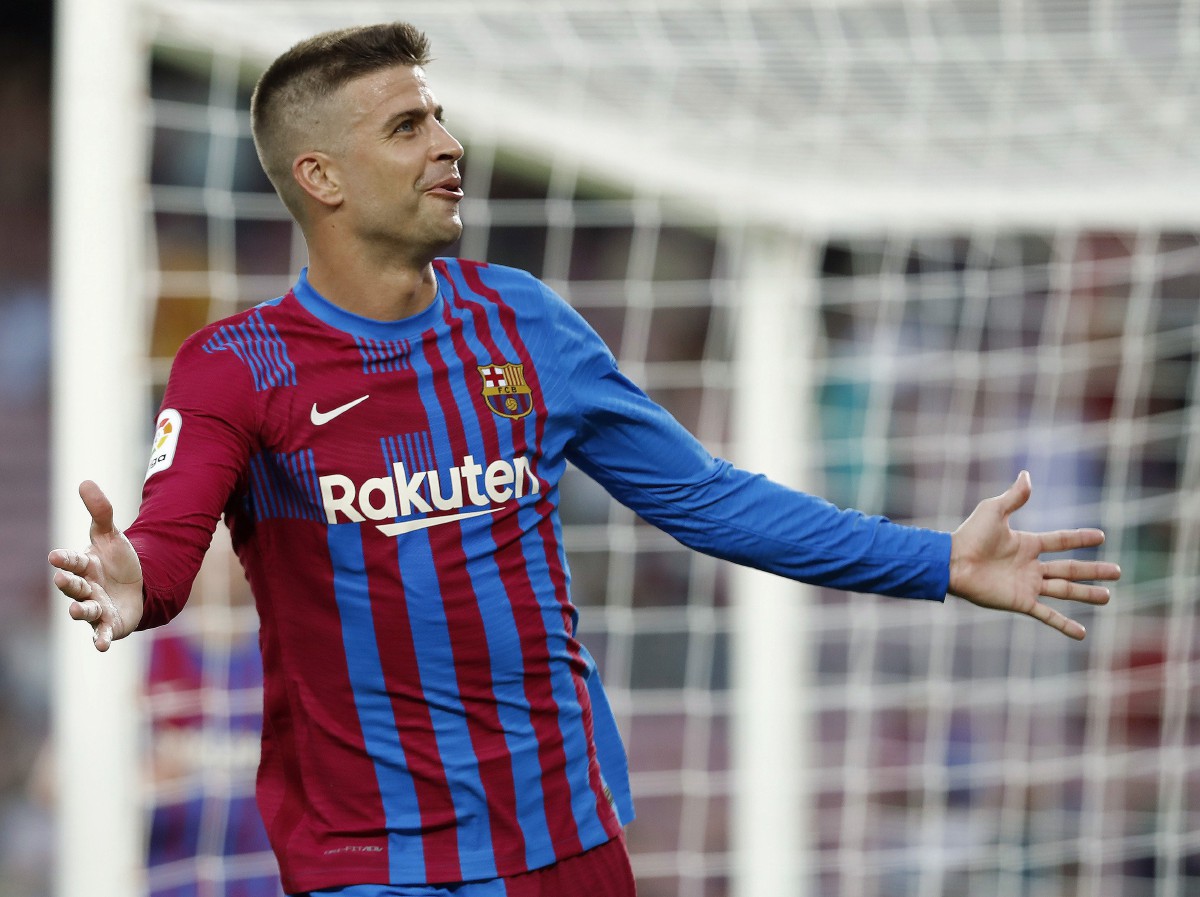 Kapten Barcelona, Gerard Pique meraikan gol pembukaan pasukan menentang Real Sociedad dalam aksi La Liga. FOTO EPA