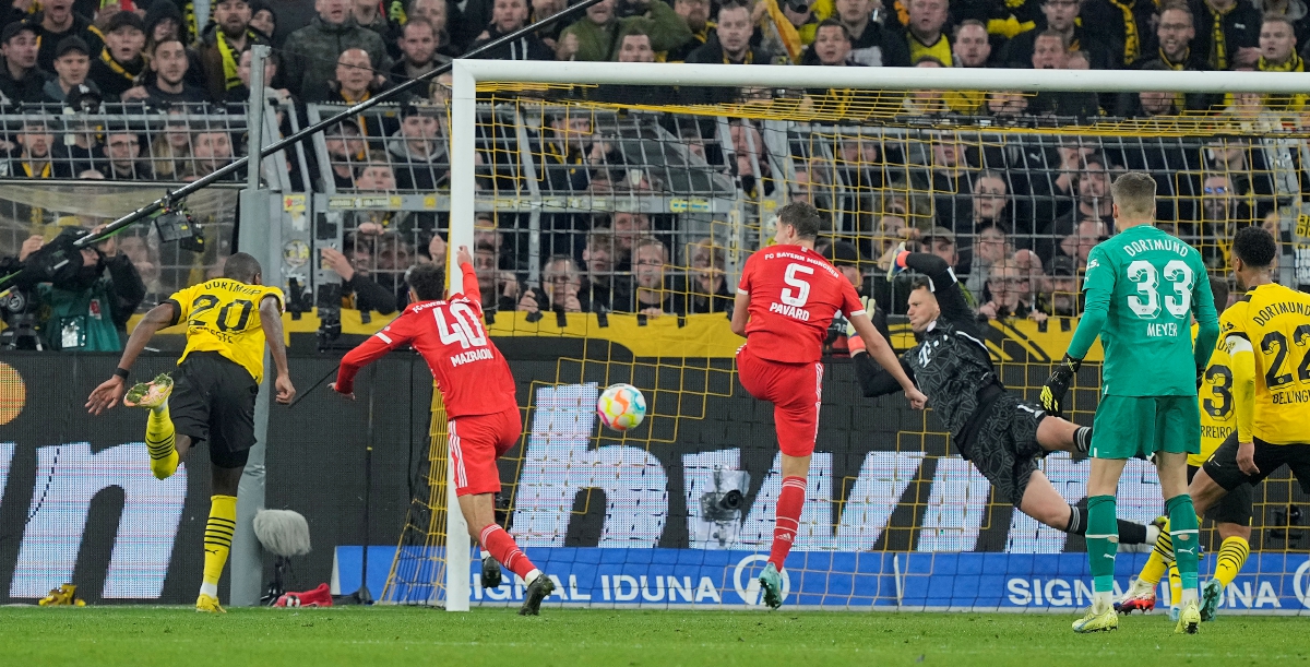 MODESTE (kiri) menjaringkan gol penyamaan Dortmund.  FOTO AP
