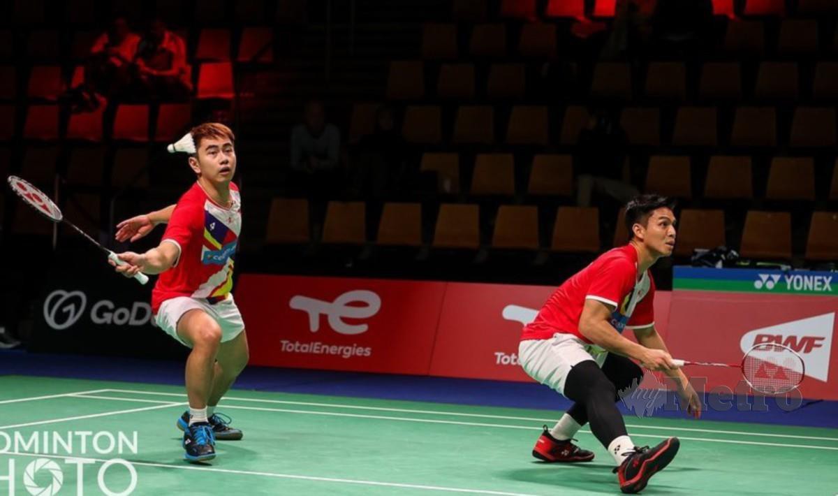 SZE Fei (kiri) tidak terkesan dengan ejekan dan provokasi penonton tuan rumah malah ia membuatkan mereka lebih bersemangat untuk bermain. FOTO Ihsan Persekutuan Badminton Dunia