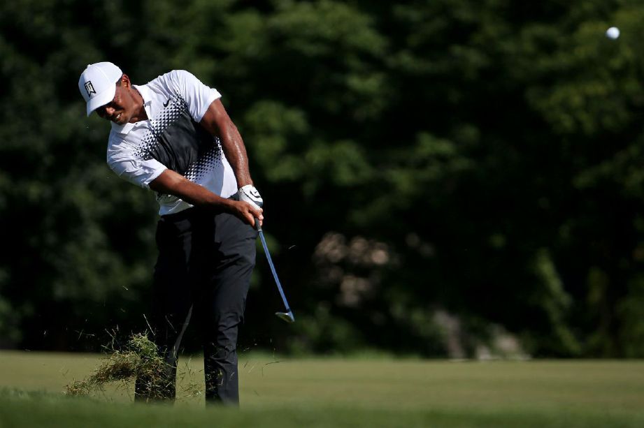 TIGER Woods kecewa dengan aksinya pada pusingan ketiga golf Quicken Loans National. Foto REUTERS 
