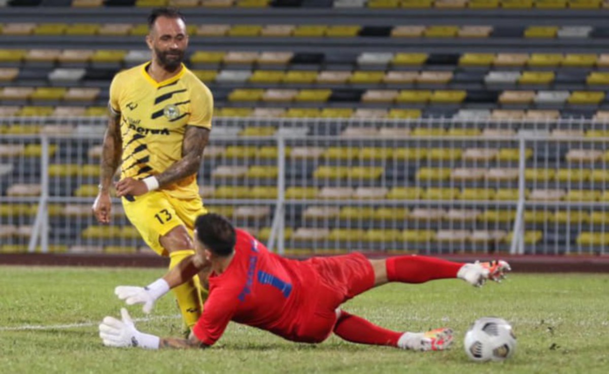 Guilherme De Paula dalam aksi persahabatan. FOTO Ihsan FB Perak FC