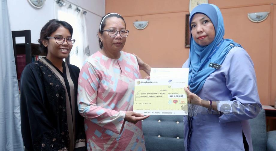 HAFILAH (kanan) menyampaikan bayaran faedah pengurusan mayat sebanyak RM2,000 kepada Norliza (tengah) dan Siti Khatijah di Petaling Jaya, hari ini. FOTO Salhani Ibrahim.