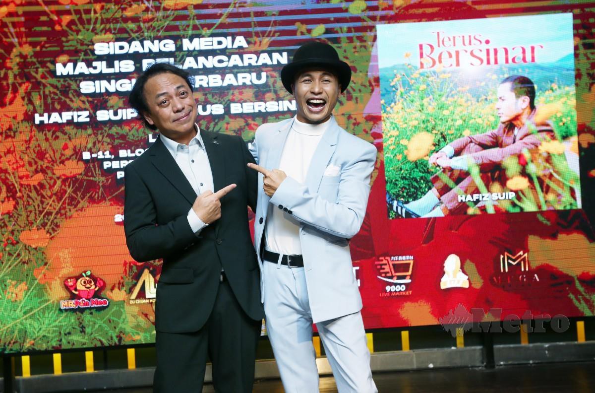 Hafiz Suip bersama Rosmin pada majlis pelancaran single terbarunya Terus Bersinar. Foto Rohanis Shukri
