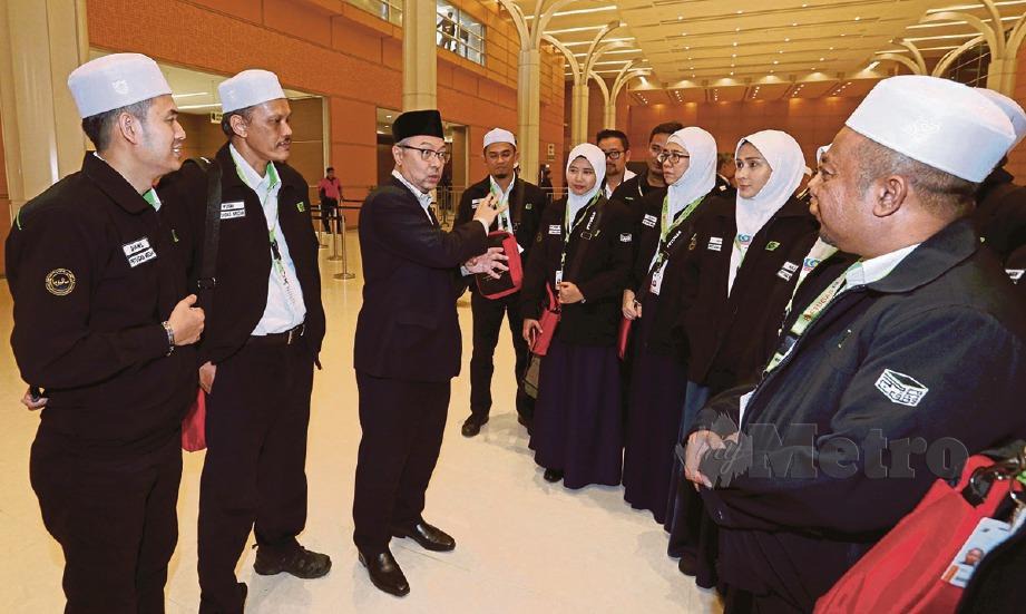 PENGURUS Besar Kanan Haji Tabung Haji, Datuk Seri Syed Saleh Syed Abdul Rahman (tiga dari kiri) beramah mesra dengan petugas media pada Majlis Pelepasan Kumpulan Pertama Petugas Haji ke Tanah Suci di Kompleks TH Sepang, semalam. FOTO Luqman Hakim Zubir