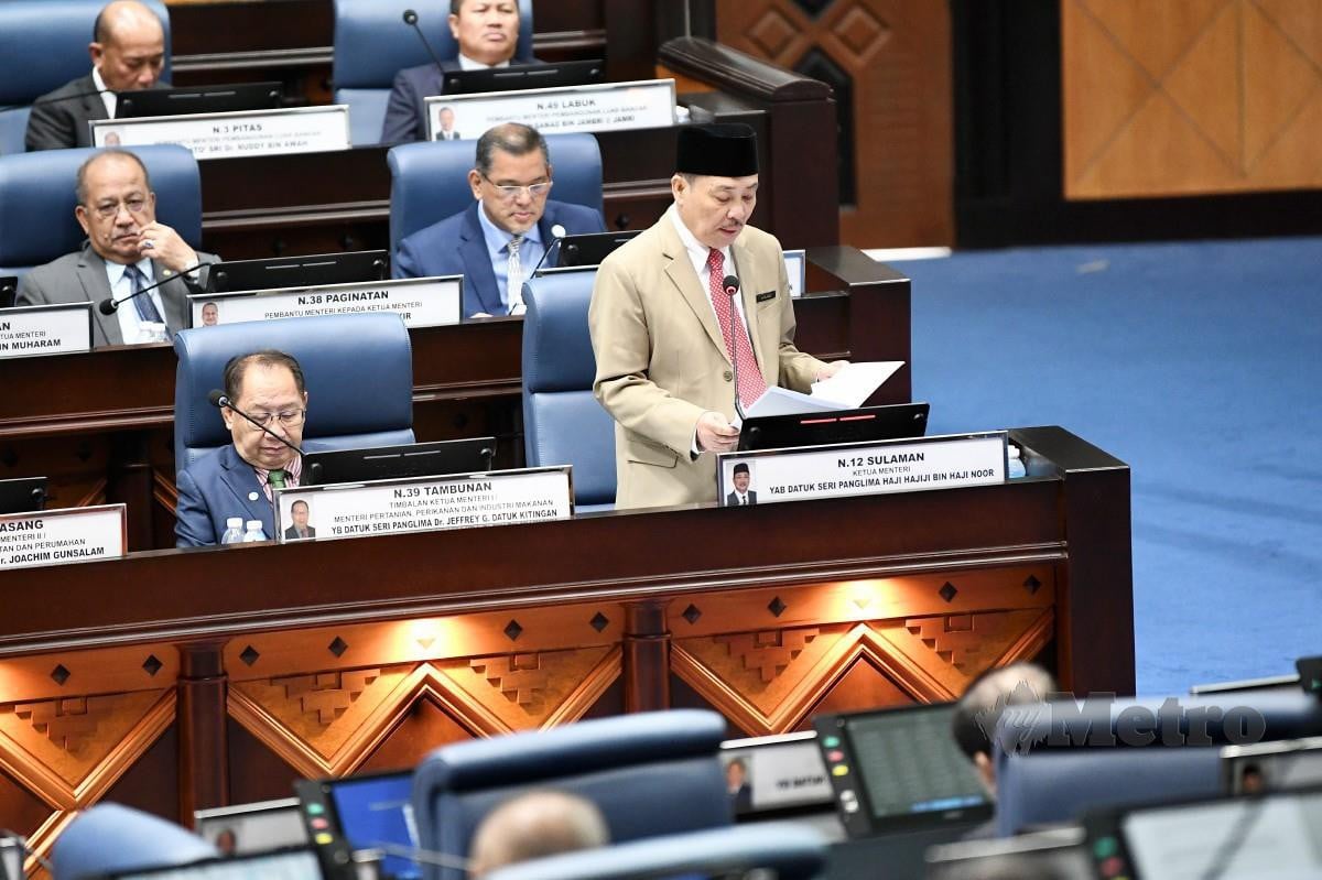 HAJIJI ketika membentangkan pindaan RUU Perlembagaan Negeri Sabah bagi melarang Ahli Undangan Negeri Sabah melompat parti. FOTO Mohd Adam Arinin