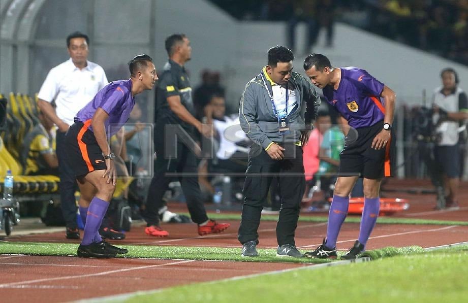 SAINGAN Liga Super antara Perak menentang Kedah tergendala akibat pengadil utama Hamdan Awang (kanan) alami kecederaan. FOTO Effendy Rashid