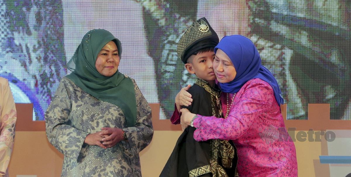 Nancy Shukri memeluk penerima  Pingat Hang Tuah tahun 2023, Altamis Faiz Shahrullizam, 9, pada Sambutan Hari Kanak-Kanak Peringkat Kebangsaan 2023 di Grand Ballroom, Holiday Villa Johor Bahru. FOTO NUR AISYAH MAZALAN