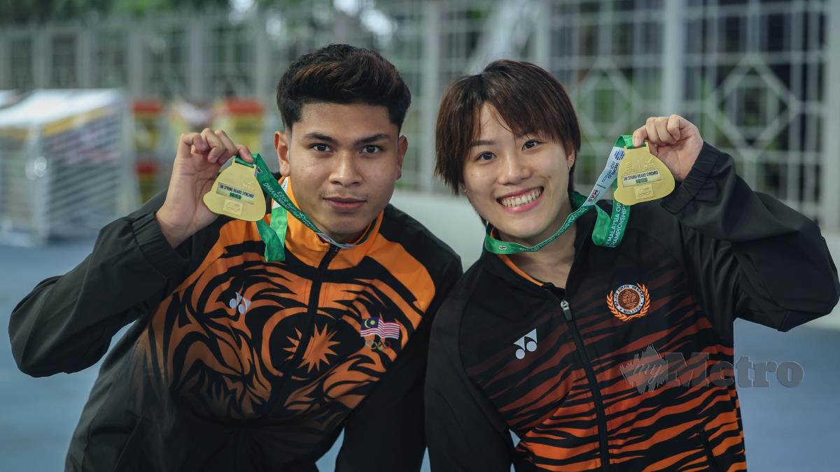 HANIS Nazirul (kiri) dan Wendy menunjukkan pingat emas dimenangi mereka. FOTO BERNAMA 