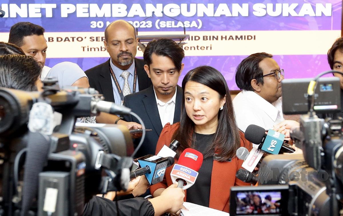 HANNAH menjawab soalan pada sidang media selepas Mesyuarat Jawatankuasa Kabinet Pembangunan Sukan di Putrajaya. Turut kelihatan Timbalan Menteri Belia dan Sukan, Adam Adlli Abd Halim. FOTO MOHD FADLI HAMZAH