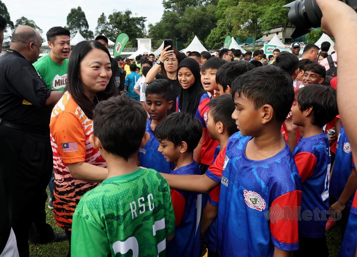 HANNAH beramah mesra bersama peserta kejohanan bola sepak junior antarabangsa Royal Selangor Club-Datuk Chu Ah Nge kali ke-17, pagi tadi. FOTO BERNAMA 
