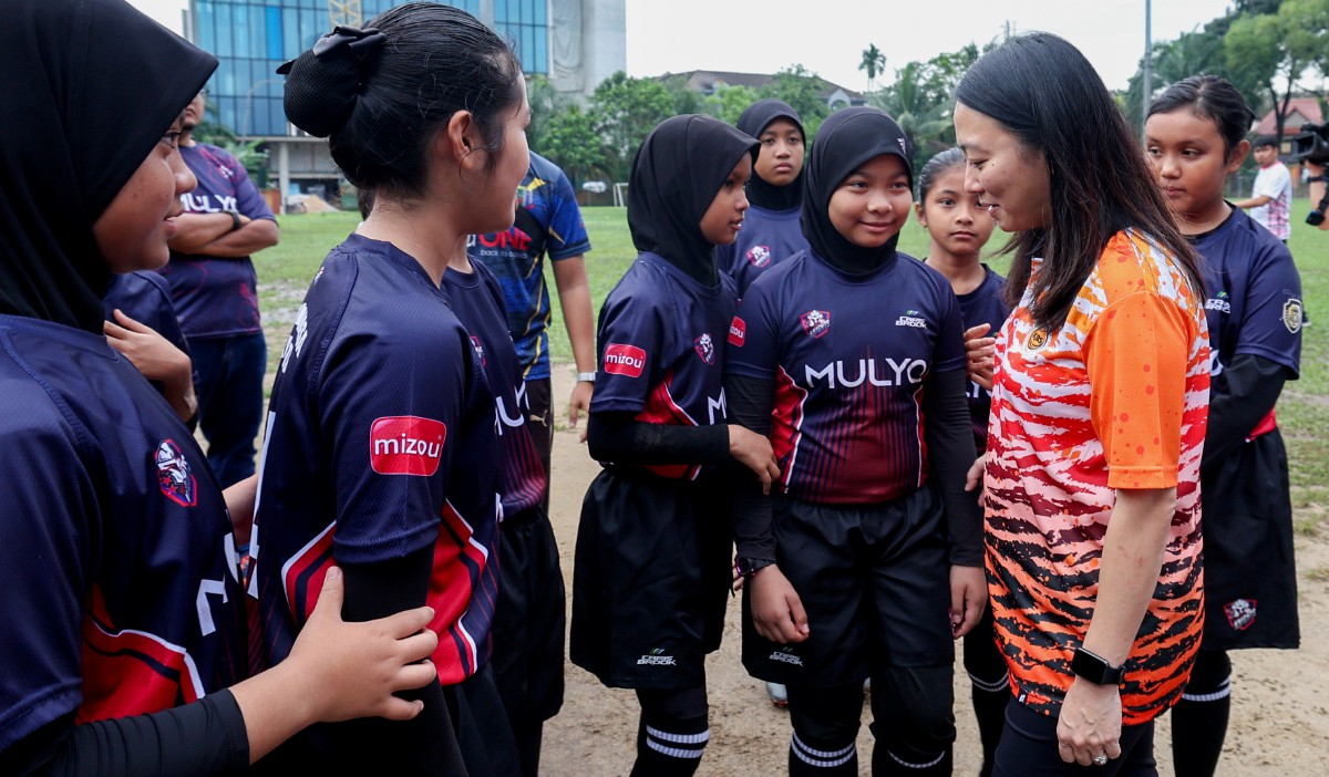 HANNAH (kanan) turut mengingatkan pihak penganjur sukan di negara ini untuk memainkan peranan lebih tegas dalam memastikan Kod Sukan Selamat dipatuhi. FOTO Bernama