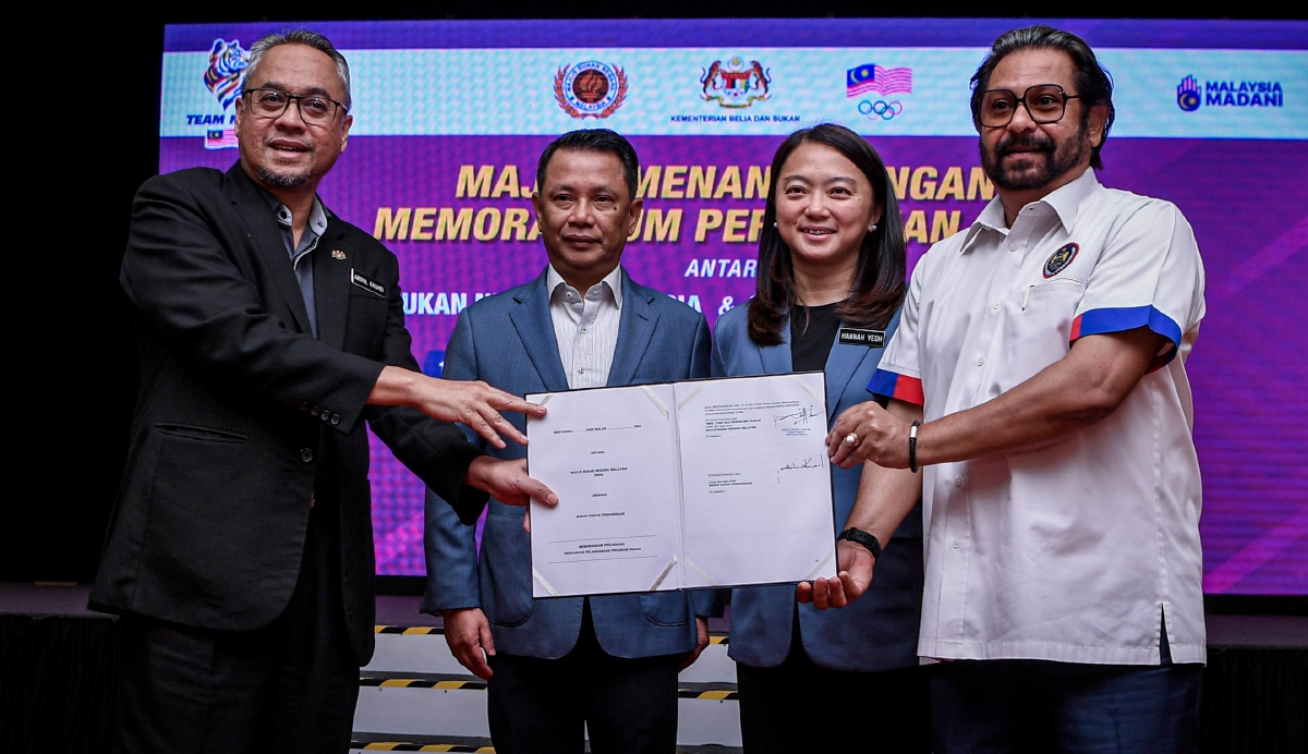 HANNAH dan Norza  menyaksikan pertukaran dokumen perjanjian antara Ketua Pengarah MSN Abdul Rashid Yaakub (kiri) dengan Presiden Konfederasi Hoki Malaysia (KHM), Datuk Seri Subahan Kamal (kanan). FOTO Bernama
