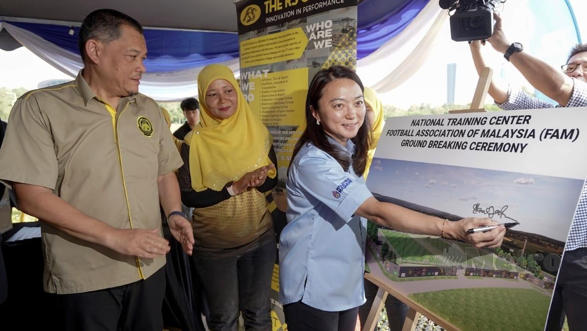 HANNAH menandatangani plak sambil diperhatikan Hamidin ketika majlis pecah tanah pembinaan Pusat Latihan Kebangsaan (NTC) di Putrajaya, 26 Jun lalu. FOTO ARKIB NSTP 