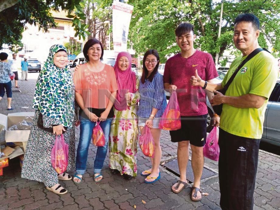 NORHANA (tiga kiri) menyantuni masyarakat Cina di Kampung Cina, Kuala Terengganu, dengan menyampaikan sumbangan sempena sambutan Tahun Baharu Cina. FOTO/HANNEEYZAH BARIAH BAHARIN