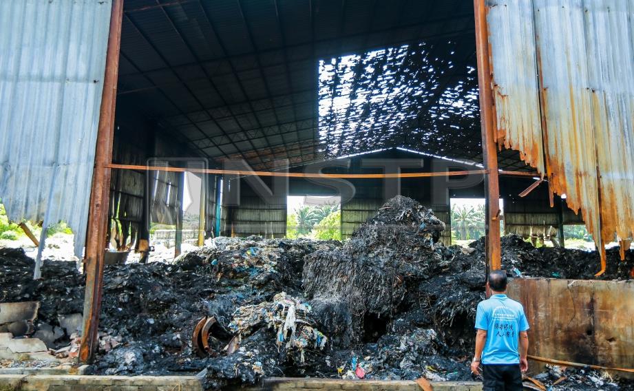 SEBAHAGIAN longgokkan sisa plastik import ketika tinjauan di kilang sisa plastik haram dalam ladang kelapa sawit di Sungai Rambai, Jenjarom. FOTO/LUQMAN HAKIM ZUBIR