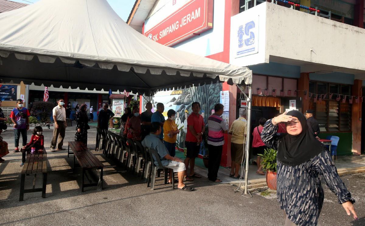 PENGUNDI Saluran 1 yang menunggu giliran untuk mengundi di Sekolah Kebangsaan Simpang Jeram. FOTO Hairul Anuar Rahim