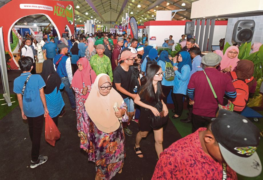 ORANG ramai tidak melepaskan peluang untuk melihat dan membeli produk-produk pertanian dan makanan daripada gerai pameran setiap negeri di Laman Pameran Utama sempena Hari Peladang, Penternak dan Nelayan Kebangsaan (HPPNK) 2019 di Padang B, Angsana Johor Bahru Mall, Johor Bahru.