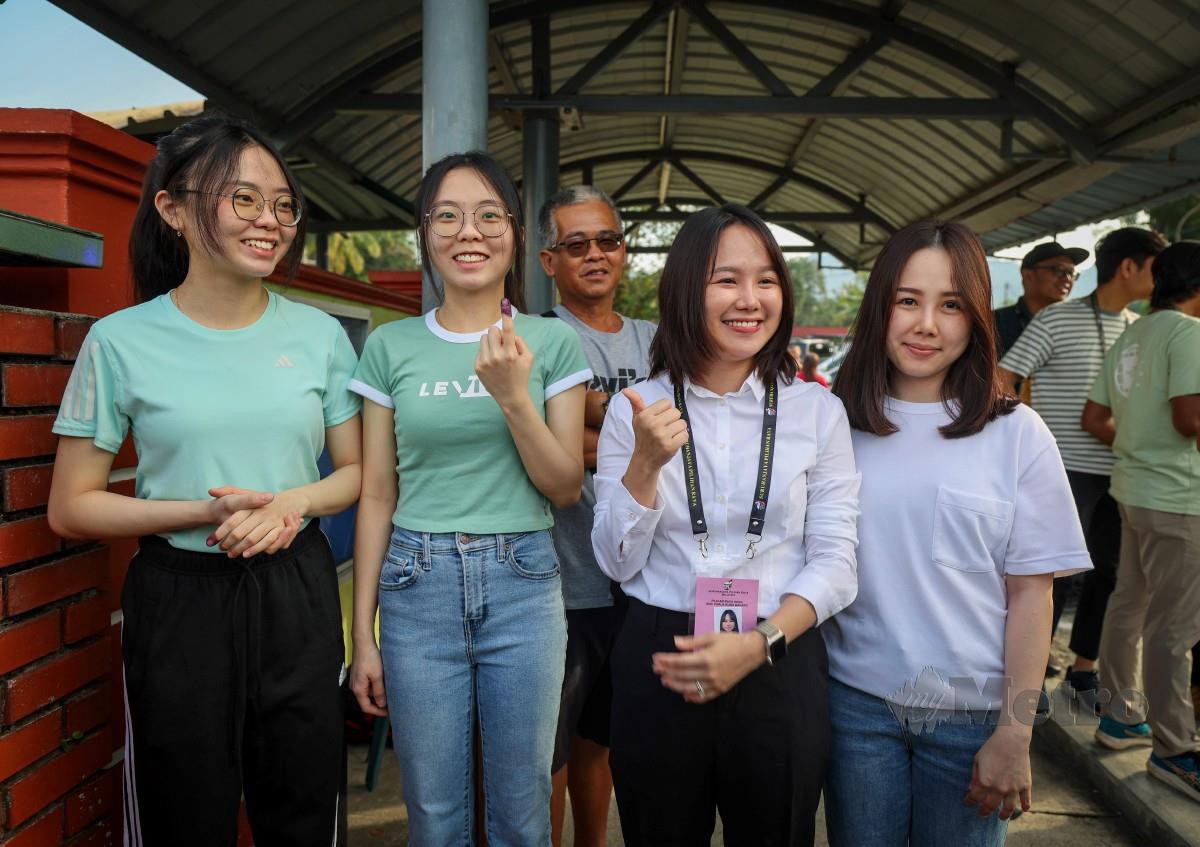 CALON PH, Pang Sock Tao (dua, kanan) bersama kembarnya Pang Sock Ying (kanan) bergambar kenangan bersama pengundi kembar, Chan Sher Ni (dua, kiri) dan Chan Sher Er (kiri) pada PRK Dun KKB di SJKC Khing Ming, hari ini. FOTO Bernama