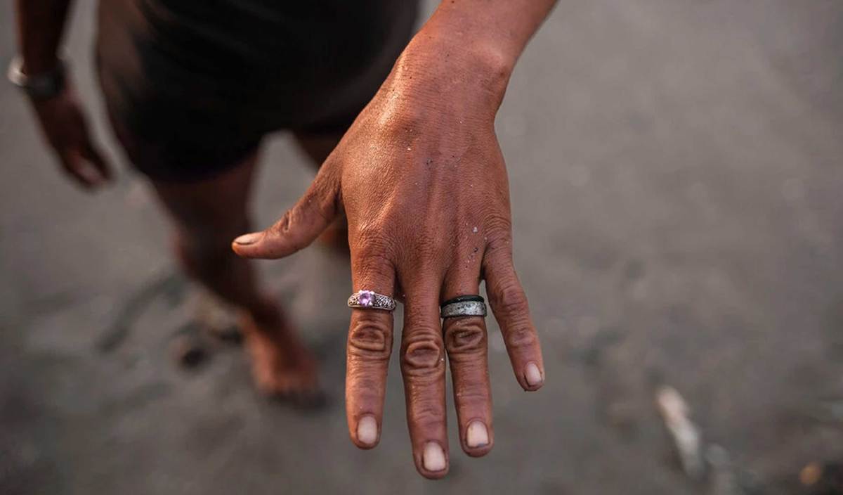PENDUDUK kampung menunjakkan perhiasan emas dan perak yang dijumpai di pesisir pantai Guaca, Venezuela. FOTO New York Times