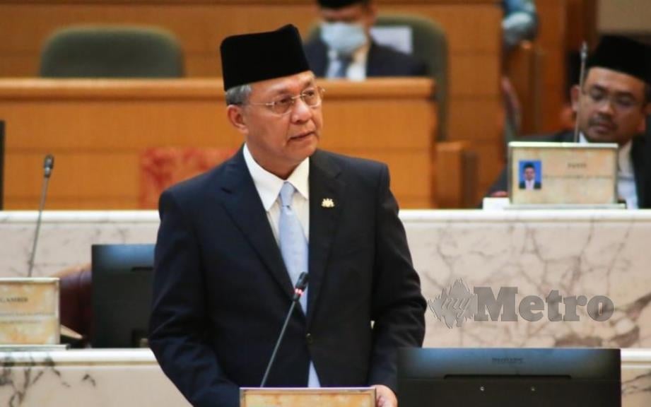 Hasni Mohammad  menjawab soalan lisan ADUN pada Mesyuarat Kedua Penggal Persidangan Ketiga DUN Johor ke-14 di Iskandar Puteri. FOTO IHSAN UNIT MEDIA DAN KOMUNIKASI PEJABAT MENTERI BESAR JOHOR
