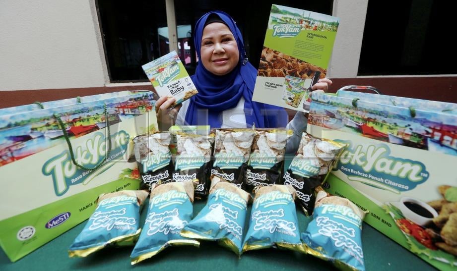 HAWA menunjukkan produk keropok segera pada Program Seminar Borong Barang dari Yiwu International Commodities Fair 2019 di Dewan Konvensyen Yayasan Pembangunan Usahawan (YPU) di Kuala Terengganu, hari ini. FOTO Ghazali Kori.