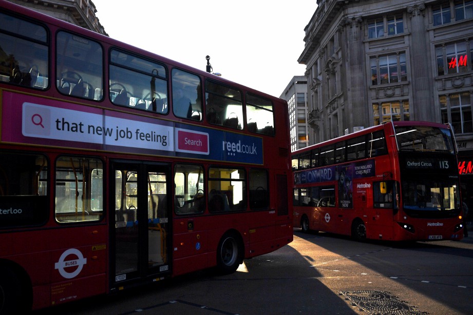 GAMBAR menunjukkan bas awam yang hampir kosong di pusat bandar London. FOTO Reuters
