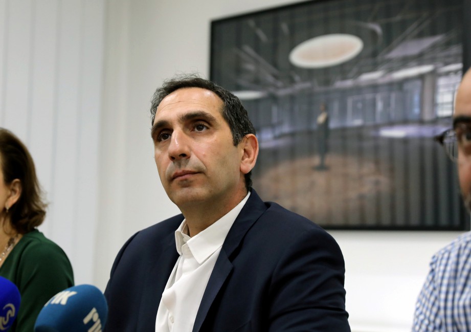 Menteri Kesihatan Cyprus Constantinos Loannou ketika sidang media mengumumkan kes pertama Covid-19 di negara itu. FOTO Reuters