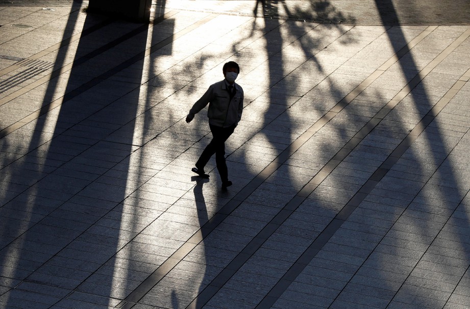 FOTO fail menunjukkan seorang lelaki berjalan di Tokyo. FOTO Reuters. 