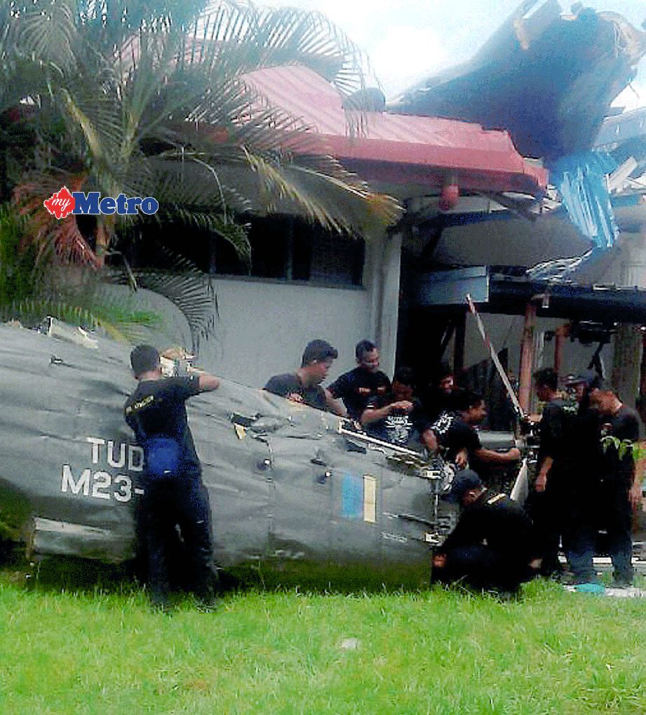 Anggota tentera menjalankan kerja pembersihan runtuhan di dewan SMK Balung serta kawasan sekitarnya yang rosak susulan nahas helikopter Nuri, semalam. FOTO ABDUL RAHEMANG TAIMING.