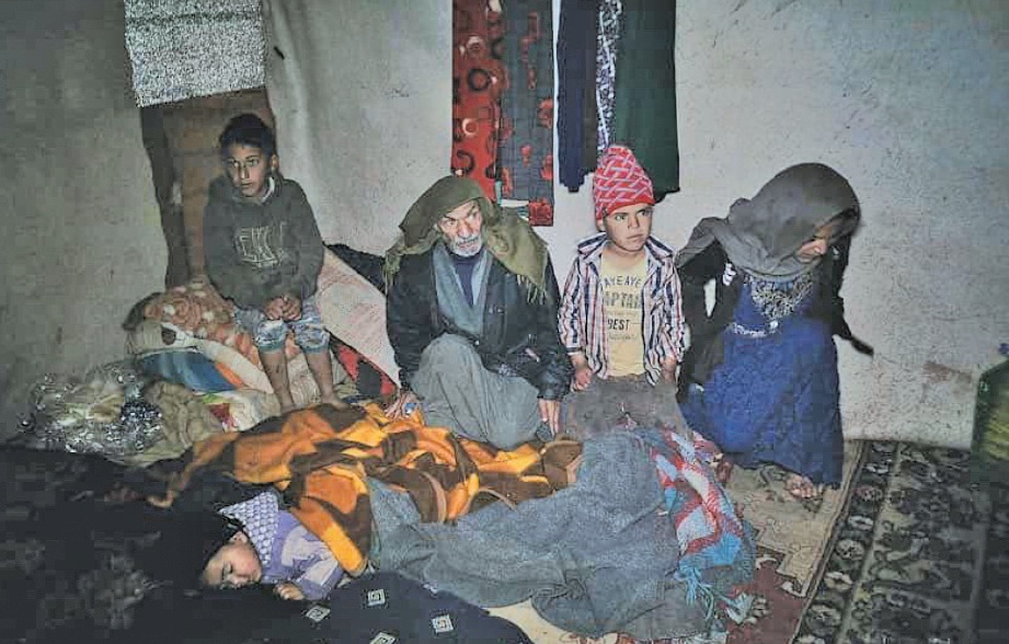  KEADAAN keluarga Abdul Aziz Abdullah bersama anak-anaknya di dalam khemah daif. FOTO Heliza Helmi dan Hazwani Helmi