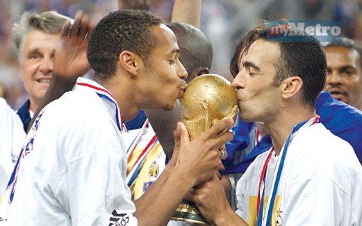 HENRY meraikan kejayaan menjulang Piala Dunia 98 bersama Youri Djorkaeff. 
