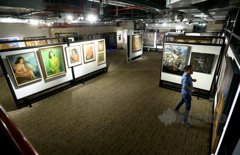 PELAWAT melihat karya seni di pameran anjuran Henry Butcher Art Auctioneers (HBAA) di Galeri Prima. FOTO Mohamad Shahril Badri Saali