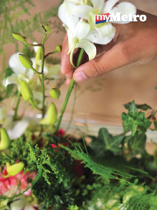 6. BUNGA orkid putih ditambah untuk menjadikan dekorasi kelihatan lebih eksklusif.