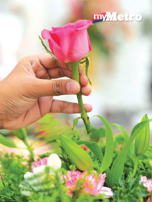1. AMBIL bunga mawar bagi membina kerangka asal dekorasi. Tujuannya adalah memberi impak romantik kepada dekorasi meja nikah.